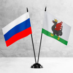 Настольные флаги России и Казани на разных вариантах подставок