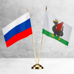 Настольные флаги России и Казани на разных вариантах подставок
