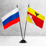 Настольные флаги России и Воронежа на разных вариантах подставок