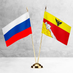Настольные флаги России и Воронежа на разных вариантах подставок