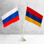Настольные флаги России и Армении на разных вариантах подставок