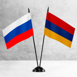Настольные флаги России и Армении на разных вариантах подставок