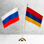 Настольные флаги России и Армении на разных вариантах подставок