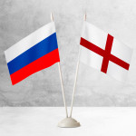 Настольные флаги России и Англии на разных вариантах подставок