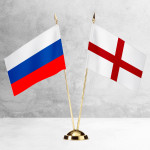 Настольные флаги России и Англии на разных вариантах подставок