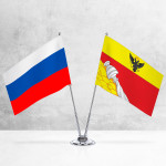 Настольные флаги России и Воронежа на разных вариантах подставок
