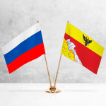 Настольные флаги России и Воронежа на разных вариантах подставок