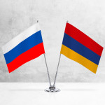 Настольные флаги России и Армении на разных вариантах подставок