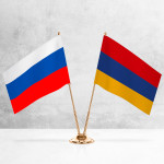 Настольные флаги России и Армении на разных вариантах подставок