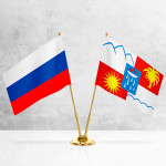 Настольные флаги России и Сочи на разных вариантах подставок