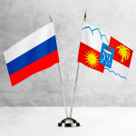 Настольные флаги России и Сочи на разных вариантах подставок
