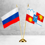 Настольные флаги России и Сочи на разных вариантах подставок