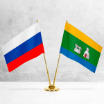 Настольные флаги России и Екатеринбурга на разных вариантах подставок