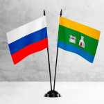 Настольные флаги России и Екатеринбурга на разных вариантах подставок