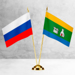 Настольные флаги России и Екатеринбурга на разных вариантах подставок