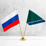 Настольные флаги России и Новосибирска на разных вариантах подставок