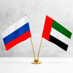 Настольные флаги России и ОАЭ на разных вариантах подставок