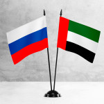 Настольные флаги России и ОАЭ на разных вариантах подставок