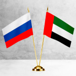 Настольные флаги России и ОАЭ на разных вариантах подставок