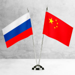 Настольные флаги России и Китая на разных вариантах подставок