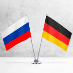 Настольные флаги России и Германии на разных вариантах подставок