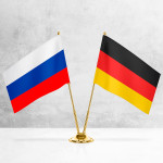 Настольные флаги России и Германии на разных вариантах подставок