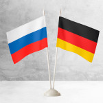 Настольные флаги России и Германии на разных вариантах подставок