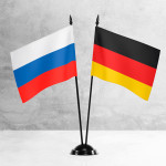 Настольные флаги России и Германии на разных вариантах подставок