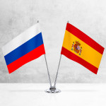 Настольные флаги России и Испании на разных вариантах подставок