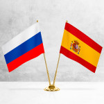 Настольные флаги России и Испании на разных вариантах подставок