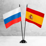 Настольные флаги России и Испании на разных вариантах подставок