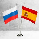 Настольные флаги России и Испании на разных вариантах подставок