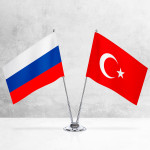 Настольные флаги России и Турции на разных вариантах подставок