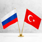 Настольные флаги России и Турции на разных вариантах подставок