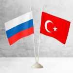 Настольные флаги России и Турции на разных вариантах подставок