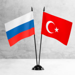 Настольные флаги России и Турции на разных вариантах подставок
