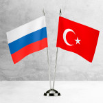Настольные флаги России и Турции на разных вариантах подставок
