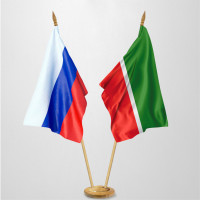 Флаг России и Татарстана на напольном светлом флагштоке